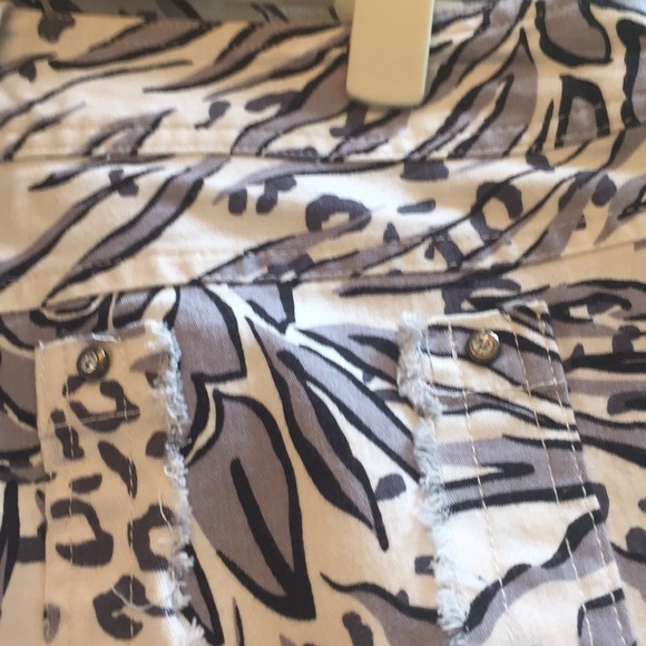 💕💕Host Pick💕💕Jean like Off white with grey black print - Picture 4 of 6